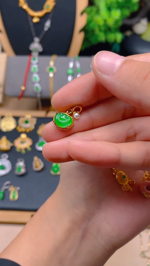 吊坠(不含链)银S925镶嵌翡翠如意锁