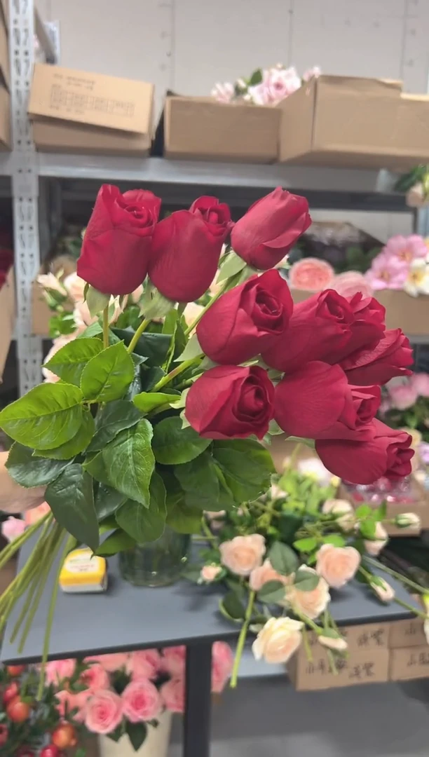 10枝红色手感保湿花苞