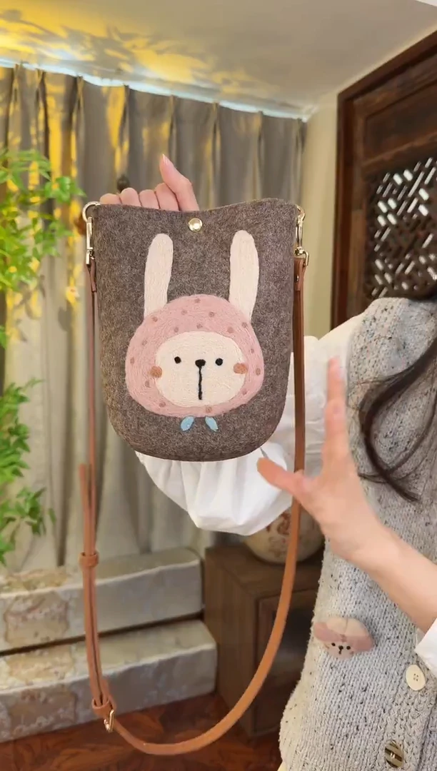 羊毛非遗羊毛毡包 手机包兔子