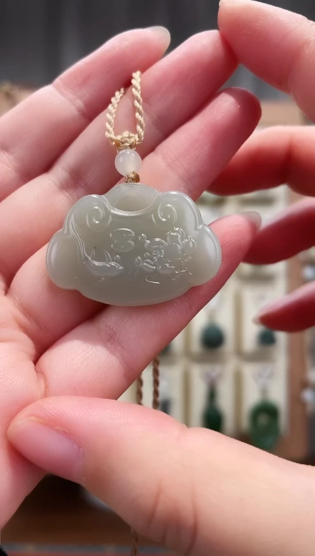 颈饰未镶嵌和田玉新疆且末料年年有鱼平安锁32.7*23*6.7毫米（黑点