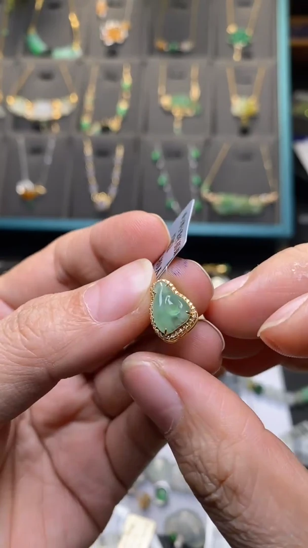 颈饰18K金镶嵌翡翠净货35933