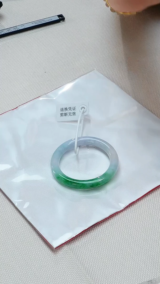 翡翠手镯未镶嵌手镯退货标签需完好