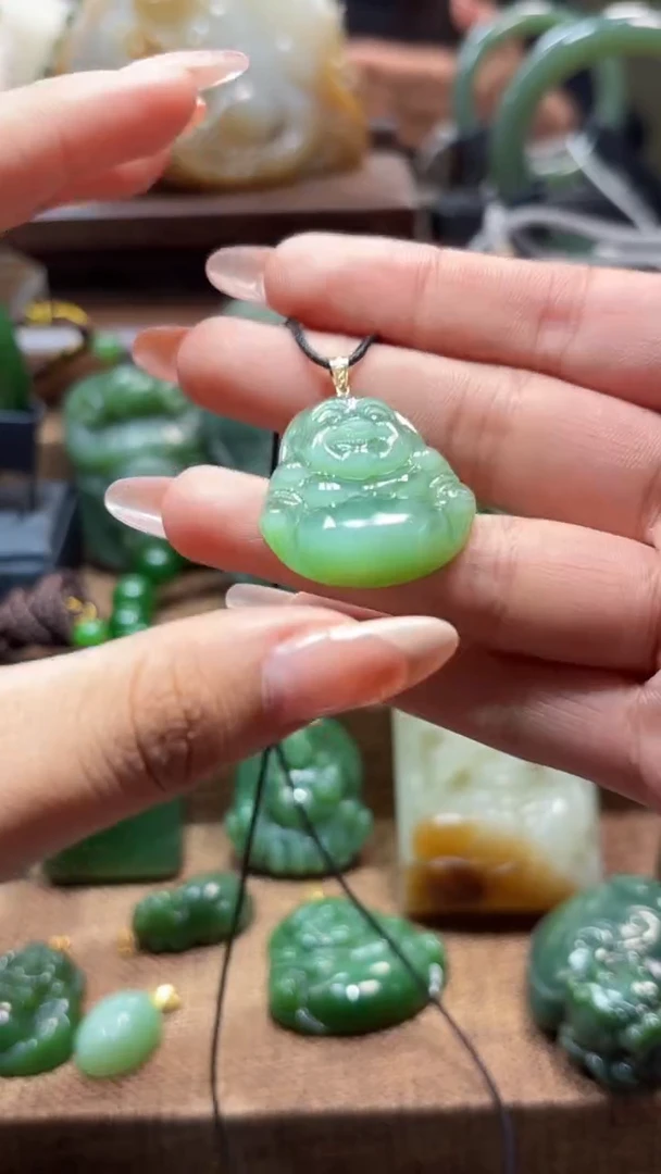 颈饰18K金镶嵌和田玉（碧玉）1