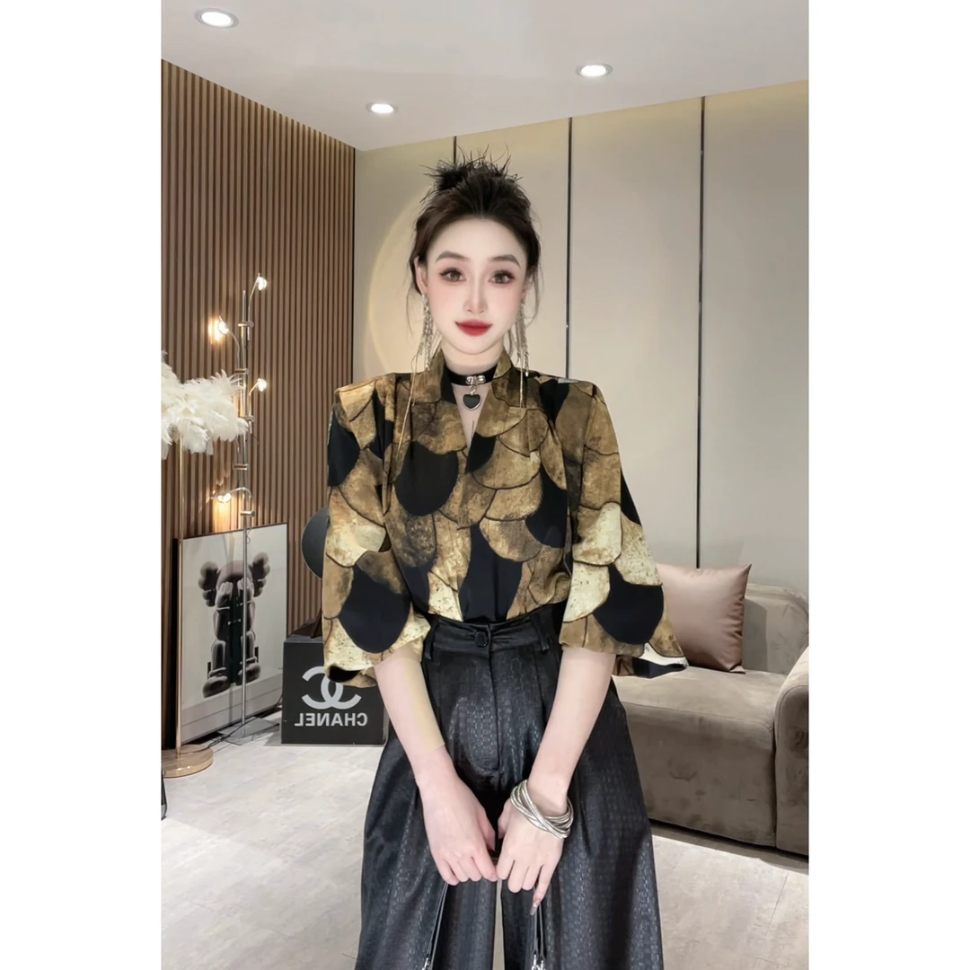 XQ2515[花纹衬衫】春季新款V领时尚独特气质高级复古花纹百搭衬衫