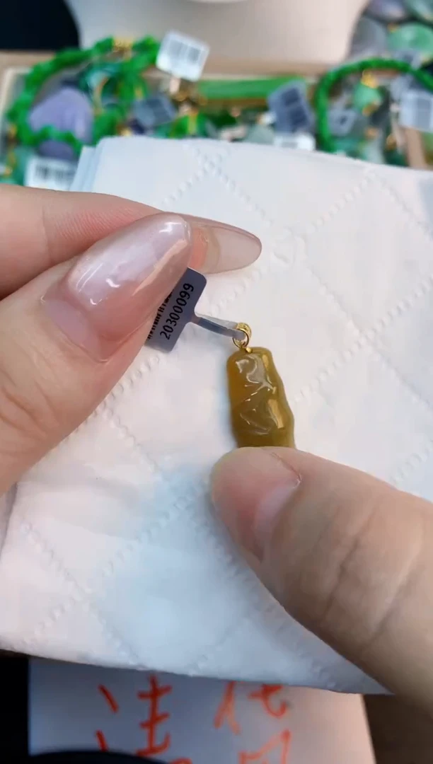 翡翠未镶嵌颈饰1