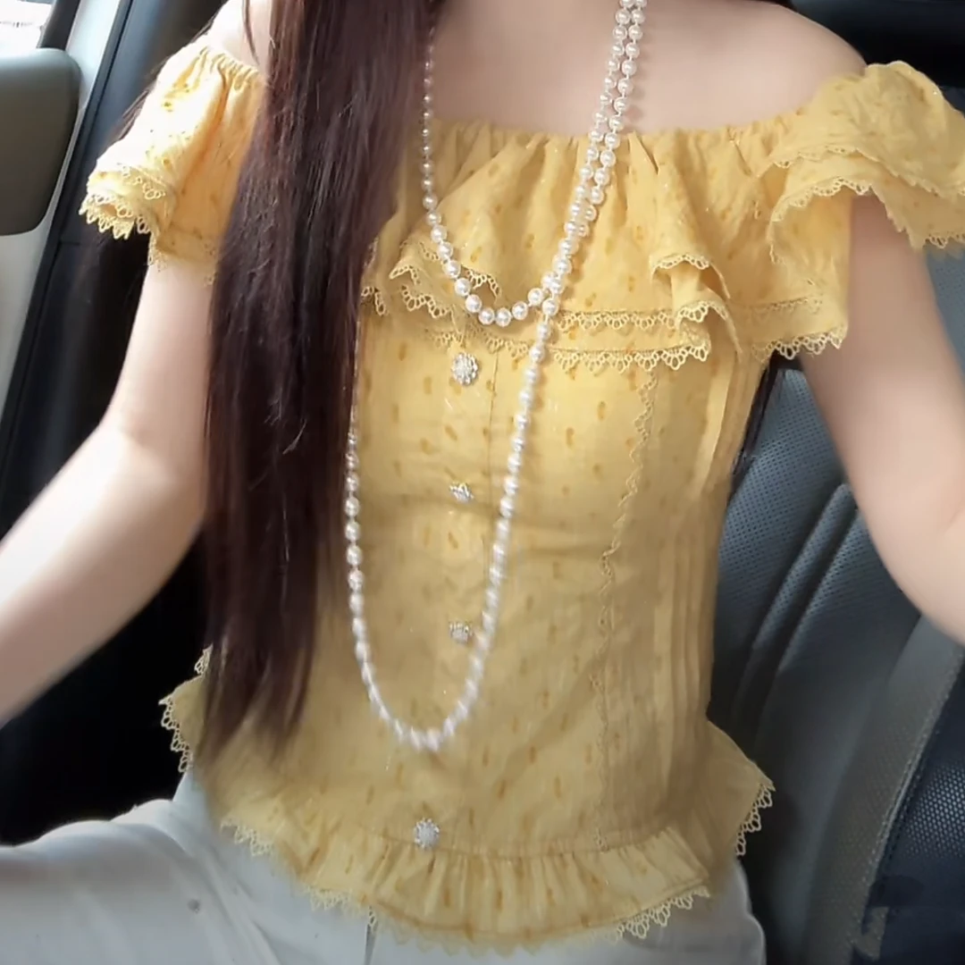 黄色一字肩上衣2025新款春夏洋气减龄别致小衫设计感荷叶边短袖