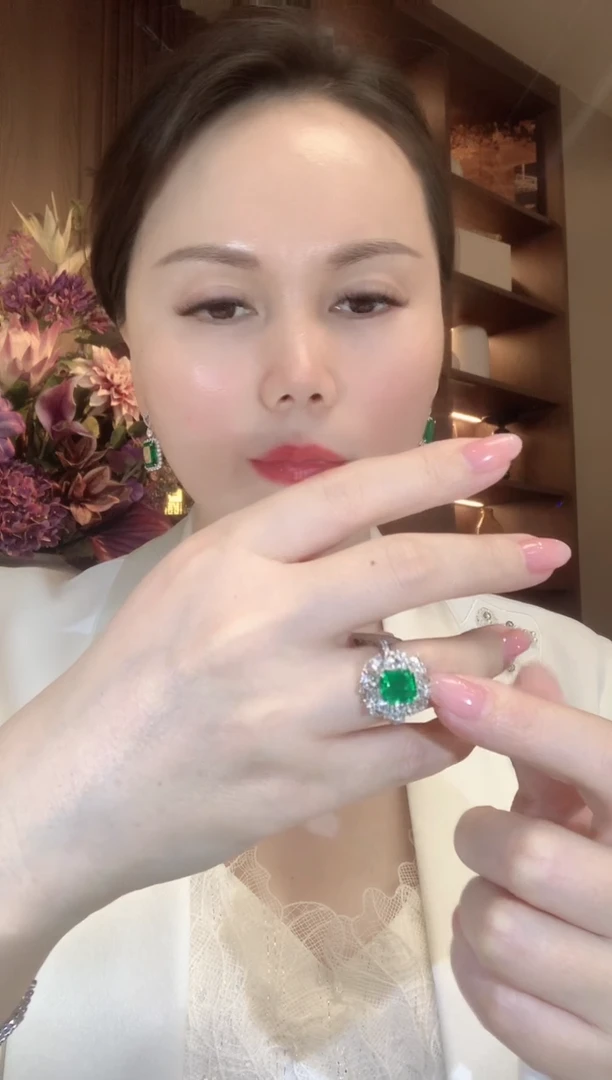 18K金镶嵌戒指祖母绿A109