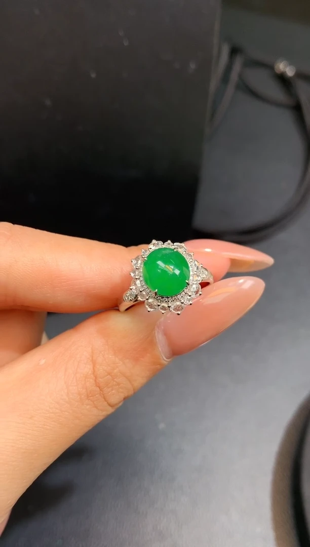 颈饰18K金镶嵌翡翠戒指