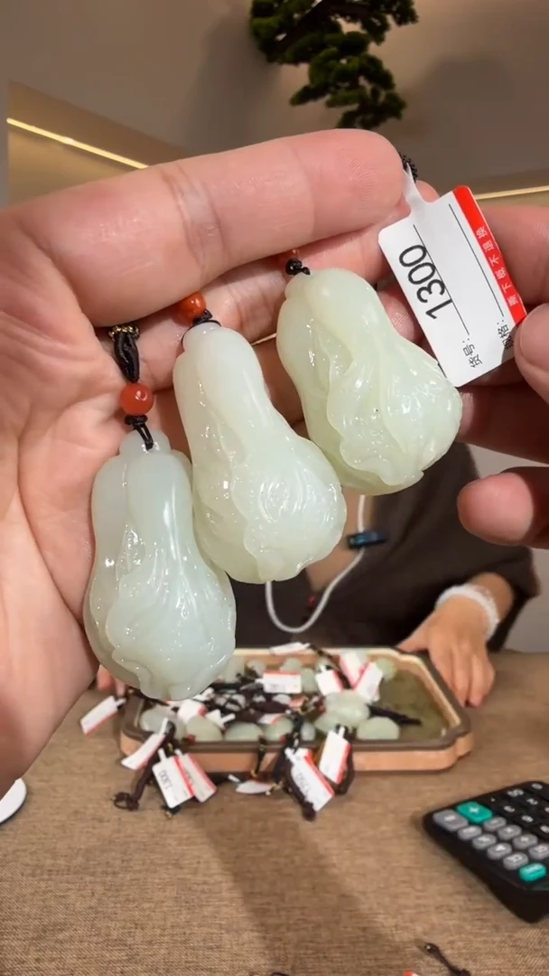 颈饰未镶嵌和田玉1多样性发货发其中一件