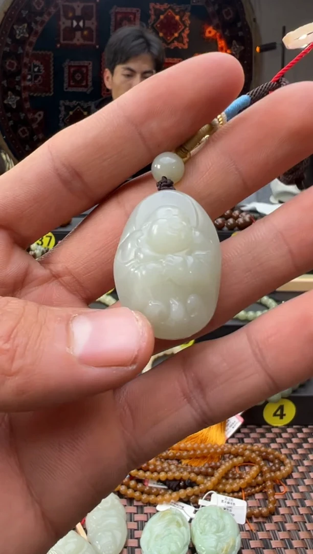 吊坠(赠链)未镶嵌和田玉且末料青白玉佛公吊坠