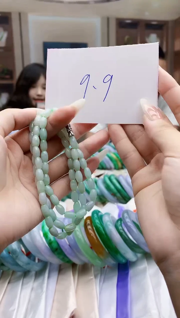 翡翠未镶嵌颈饰多样性发其一