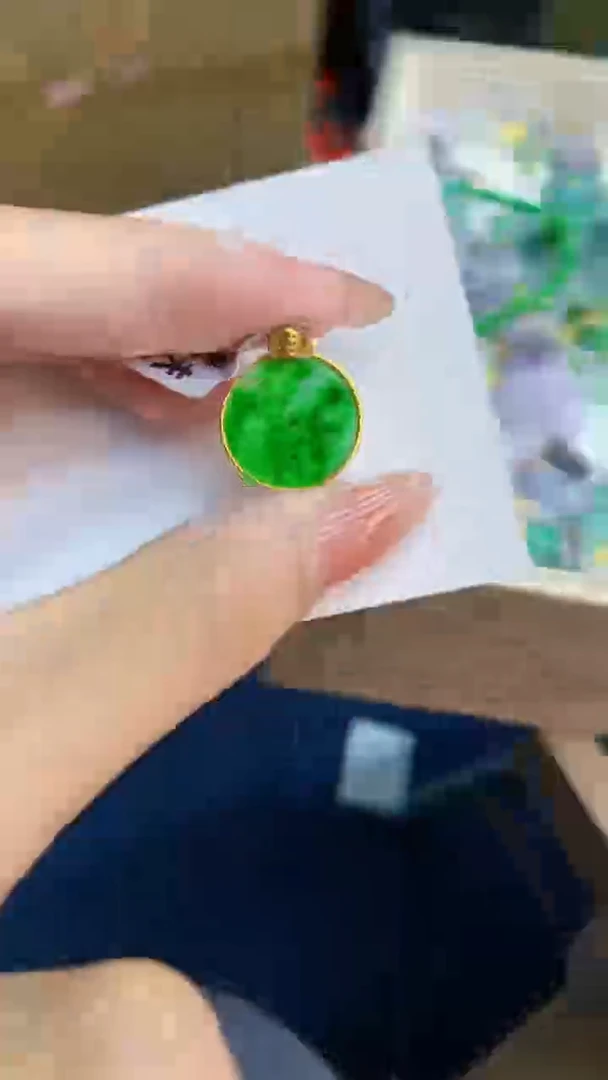 翡翠未镶嵌颈饰           1