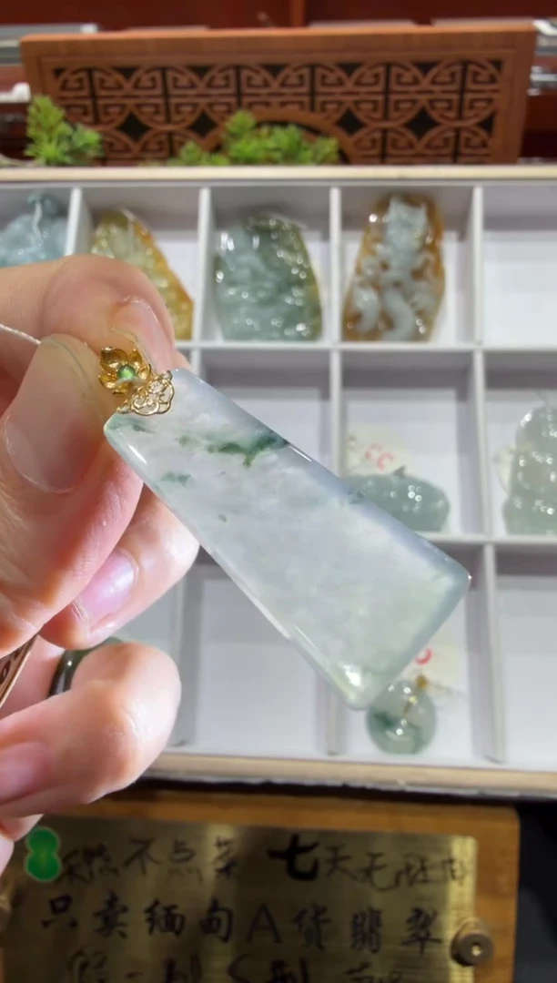 18K金镶嵌挂件翡翠A货翡翠多样性孤品