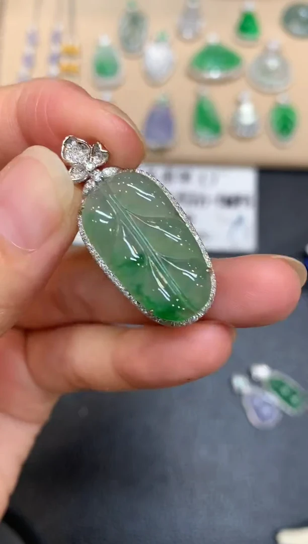 颈饰18K金镶嵌翡翠树叶【无服务费