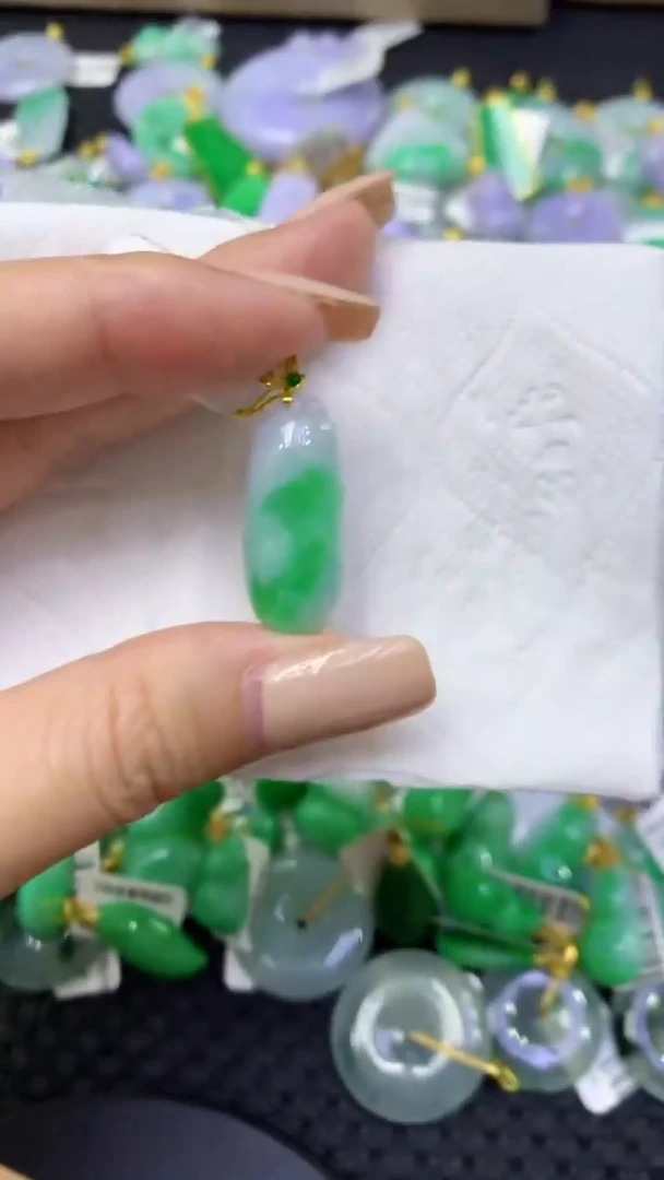 颈饰18K金镶嵌翡翠天然缅甸翡翠A货