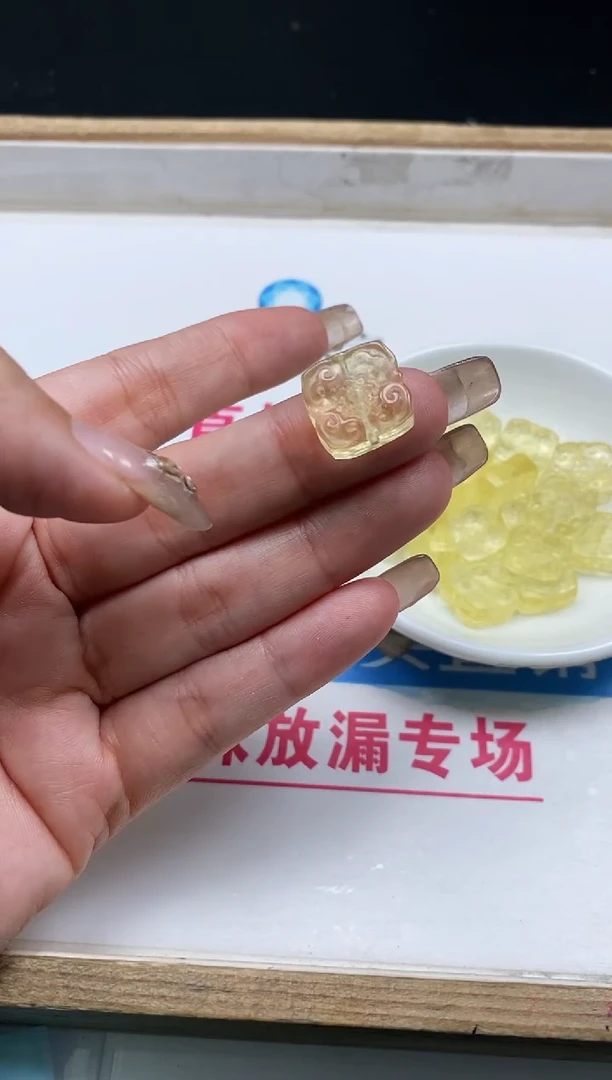 散珠未镶嵌水晶M520 黄水晶 方形如意1个9.9元
