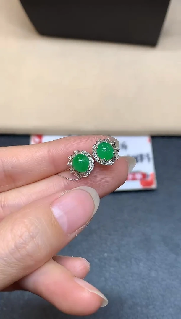 18K金镶嵌翡翠耳饰【无鉴赏期】蛋面【无服务费