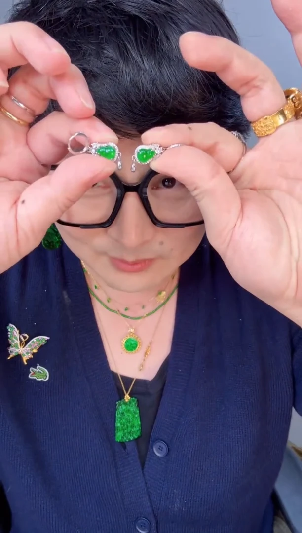 【闪购商品】翡翠颈饰未镶嵌一对