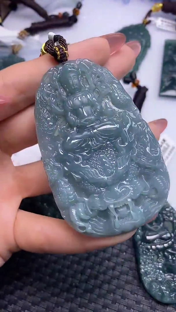 翡翠未镶嵌颈饰    1111