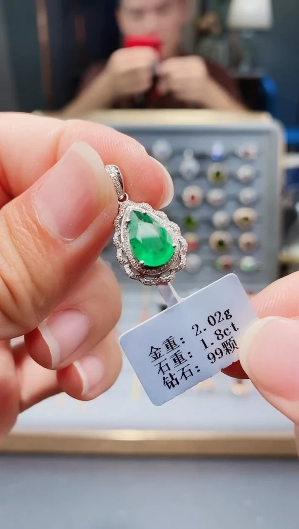 颈饰18K金镶嵌祖母绿1.8..
