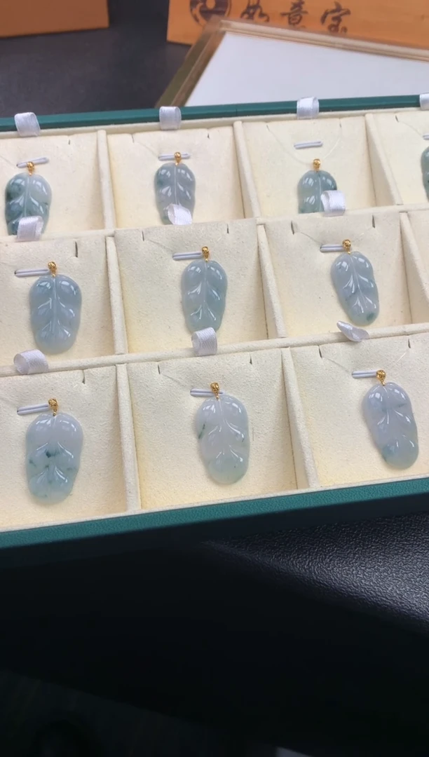 颈饰18K金镶嵌翡翠FA104 翡翠飘花叶 多样性发其一赠皮绳