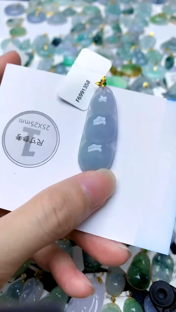 颈饰18K金镶嵌翡翠天然A货翡翠