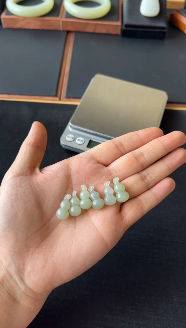 【闪购商品】和田玉吊坠(赠链)未镶嵌且末微色差多样性发货拍一发一