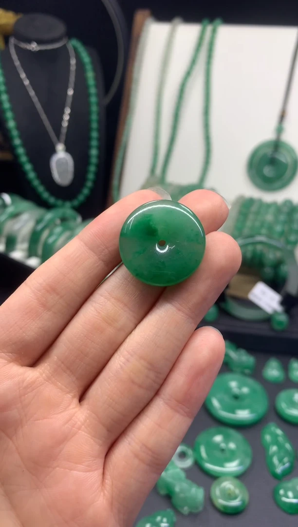 吊坠(不含链)未镶嵌石英质玉（非洲翠）24mm平安扣