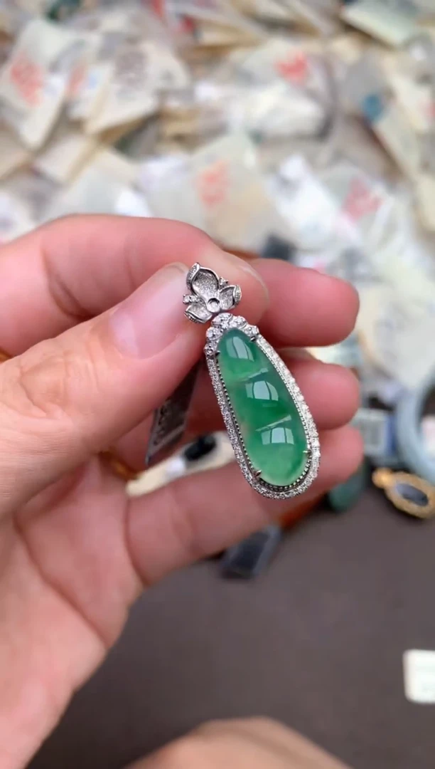 18K金镶嵌挂件翡翠 —