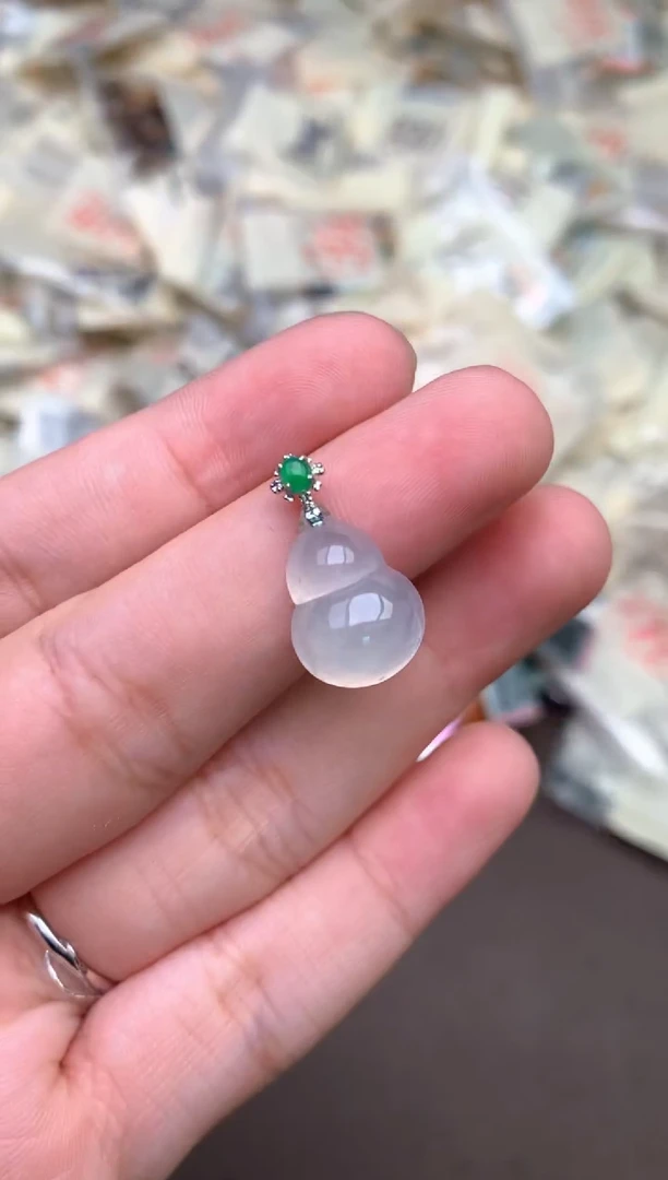 18K金镶嵌挂件翡翠 —