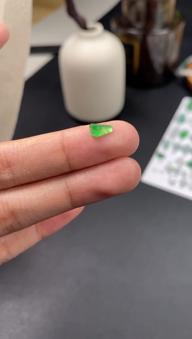 翡翠未镶嵌颈饰翡翠冰绿随型