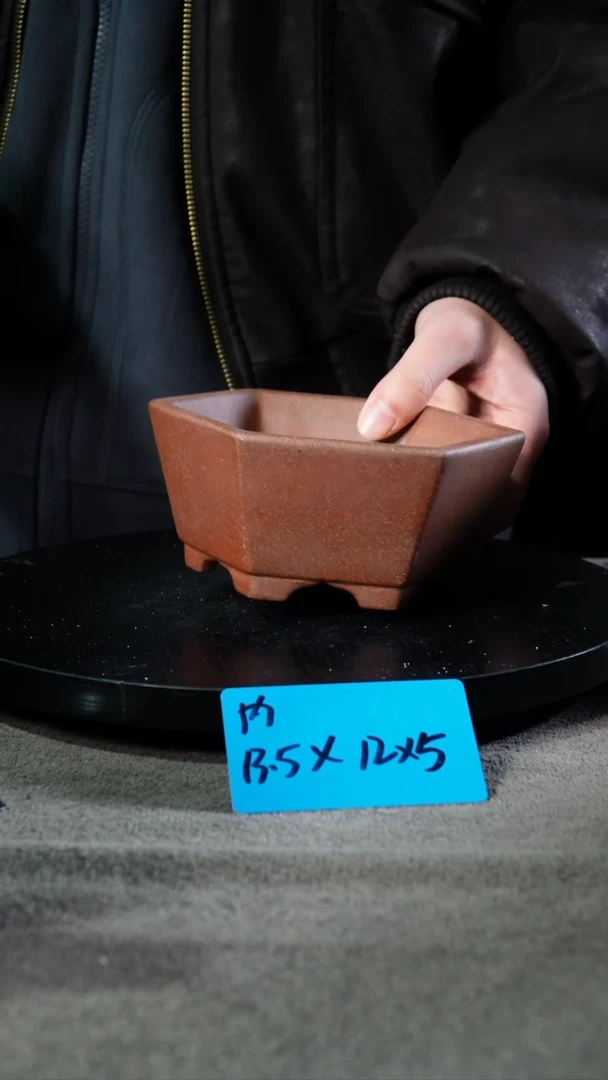 A宜兴紫砂小花盆