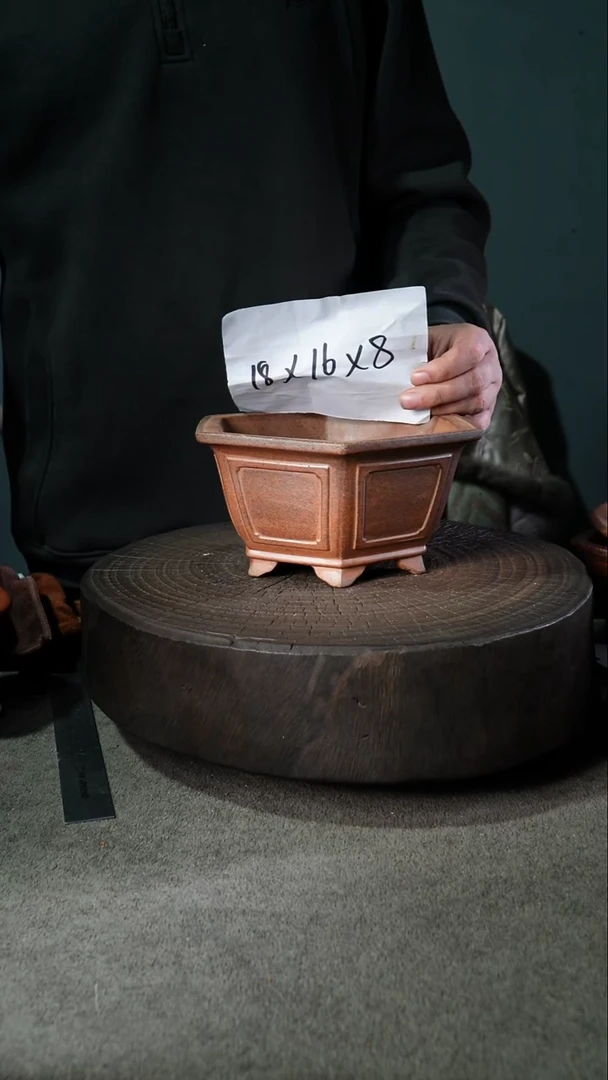 A宜兴紫砂小花盆