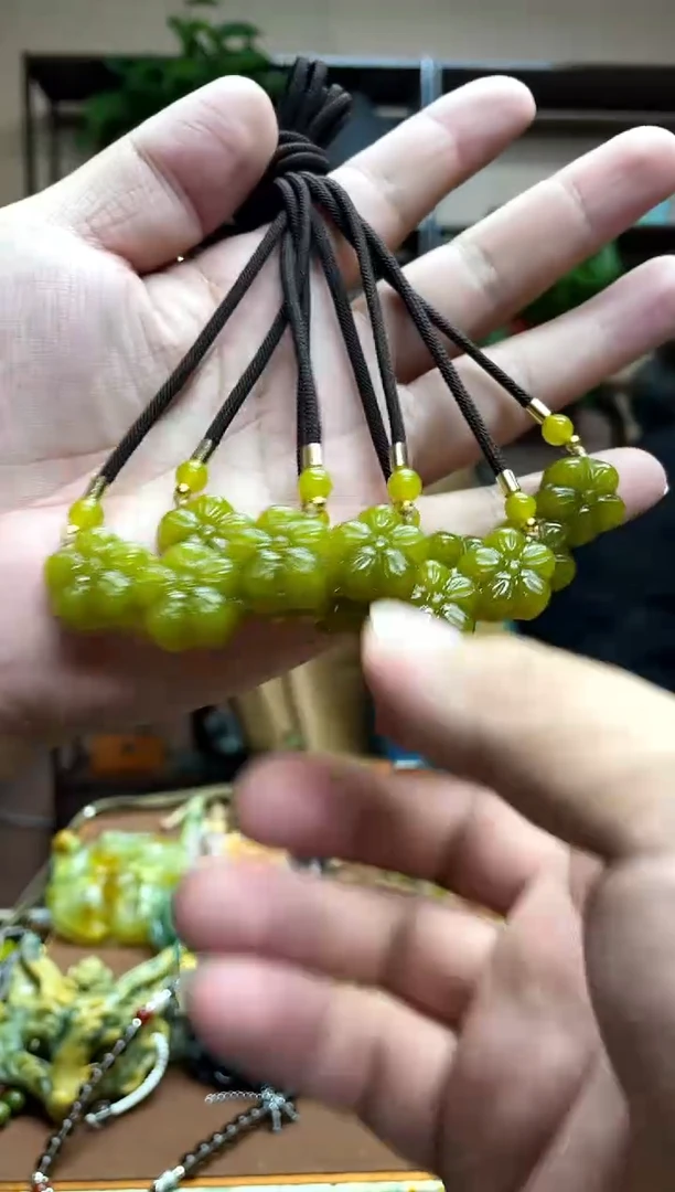 未镶嵌岫玉颈饰多样性发货发其中之一