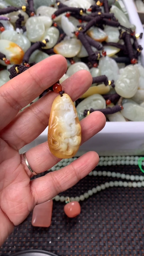 【闪购商品】和田玉颈饰未镶嵌多样性发货没有证书.拍一发一，有瑕