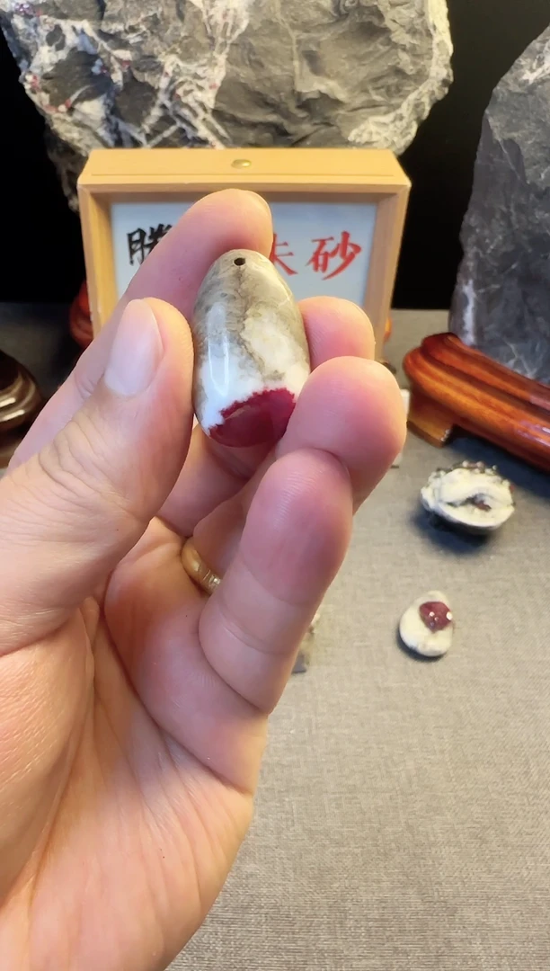 天然辰砂朱砂晶体原石随形吊坠挂件