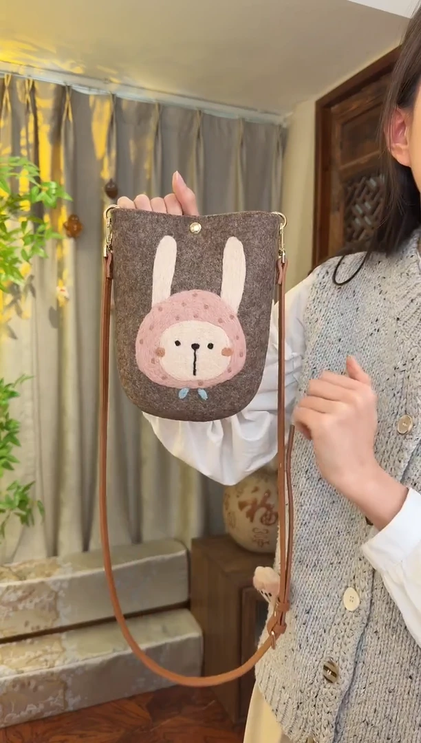 羊毛非遗羊毛毡包 手机包兔子