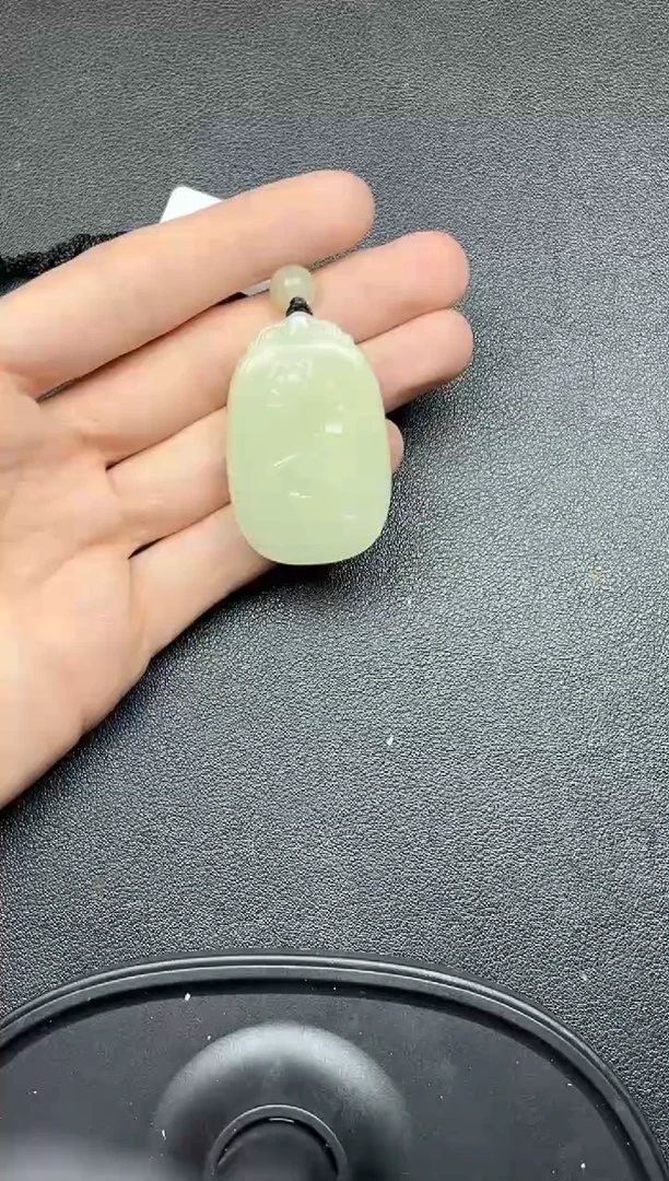 吊坠(赠链)未镶嵌和田玉且末微色差迪克兰二细吊坠