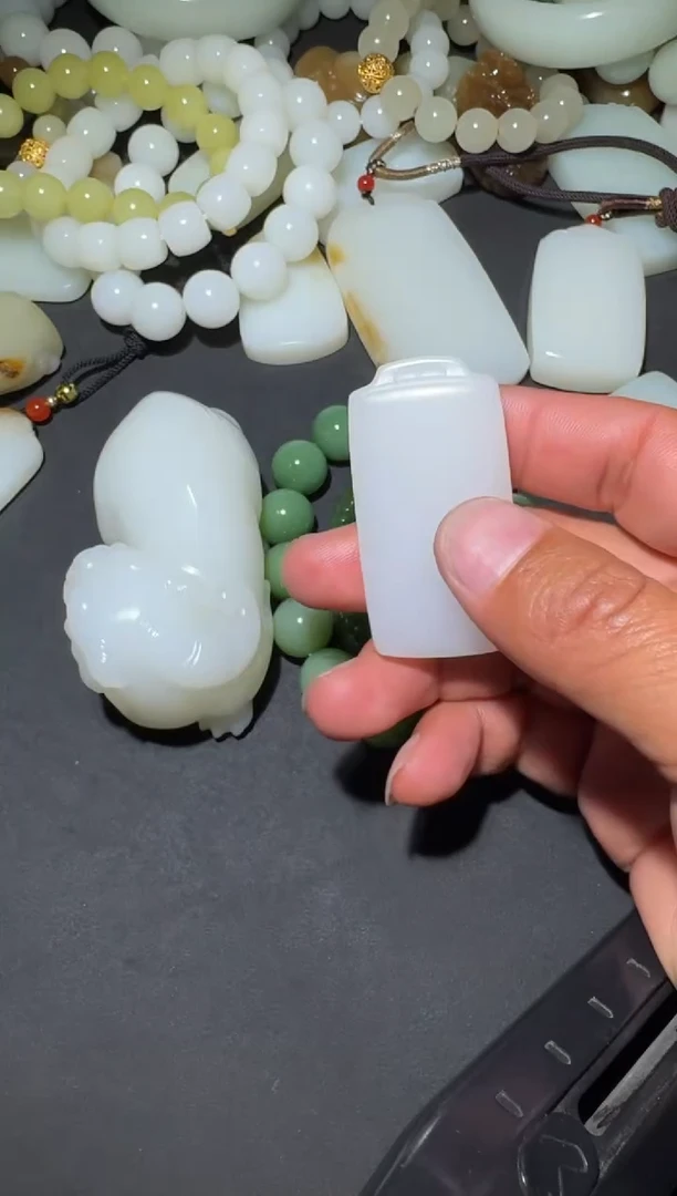 未镶嵌和田玉（糖玉）挂件和田玉