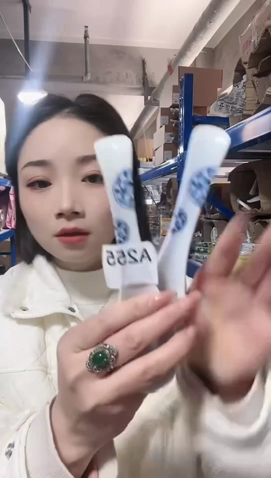 【闪购商品】瓷片日本进口瓷器花伊勺两只A255