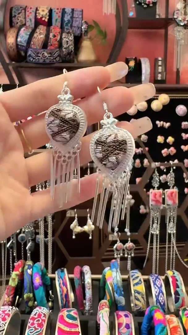 织绣 云织谣民族风精美饰品   153**