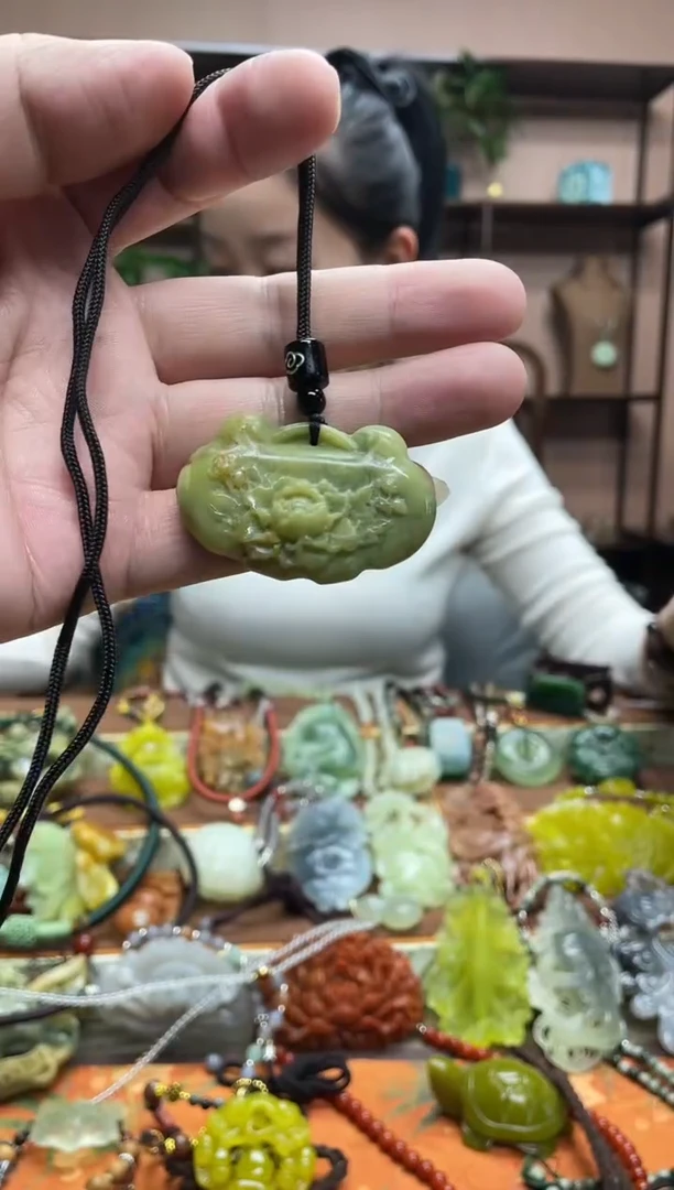 未镶嵌岫玉颈饰·
