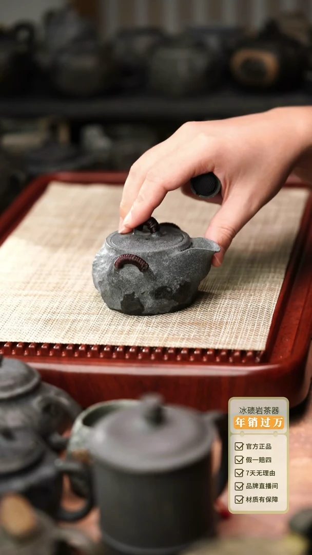 柯荣盛老师作品冰碛岩重工雕刻手凿手抓壶