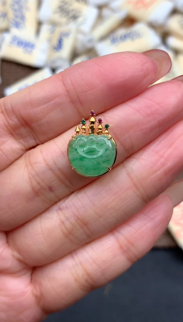 18K金镶嵌挂件翡翠一