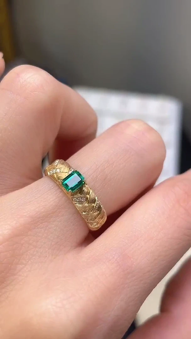 18K金镶嵌戒指祖母绿哥伦比亚主石：0.43ct