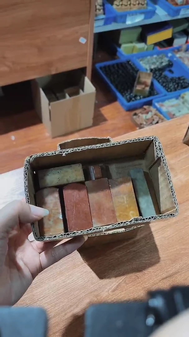 寿山石小*儿瑕疵不规则章带雕钮