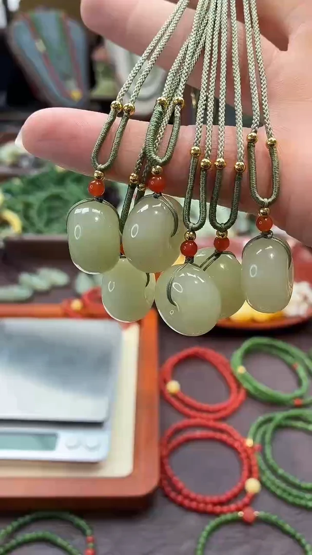 吊坠(赠链)未镶嵌和田玉多样性发货任发其一