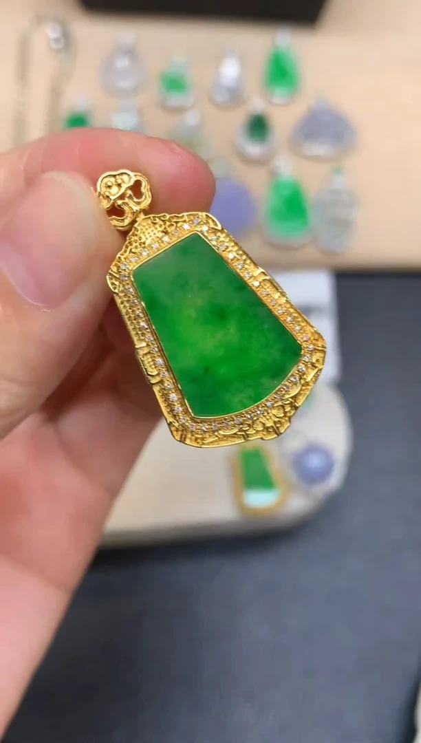 颈饰18K金镶嵌翡翠无事牌【无服务费