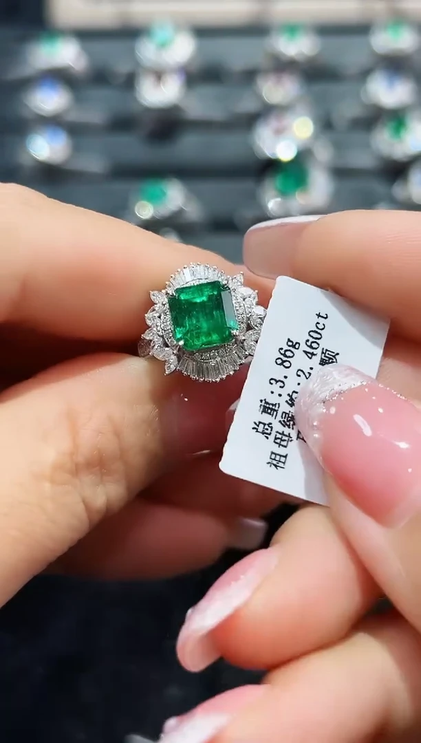 戒指18K金镶嵌祖母绿·