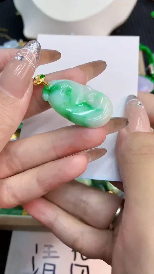 翡翠未镶嵌颈饰1